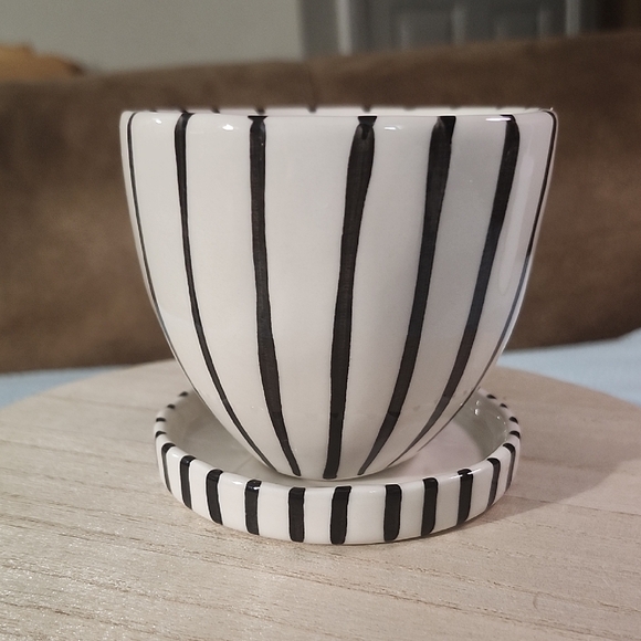 Kinska By Anthropologie Artistic Black and White Face Planter - Picture 2 of 8